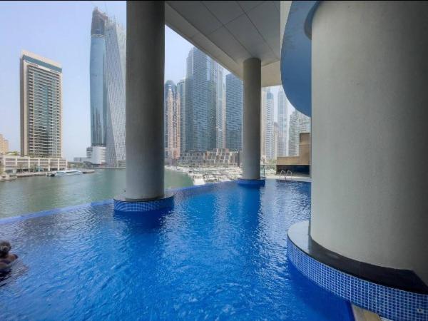Spacious 3 Bed That Sleeps 8! In Marina Apartment *