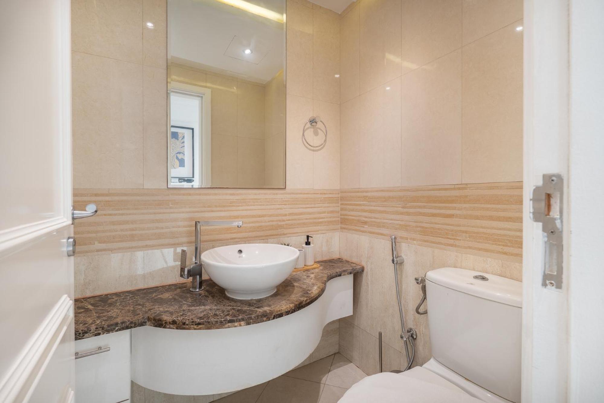 Apartment Spacious 3 Bed That Sleeps 8! In Marina