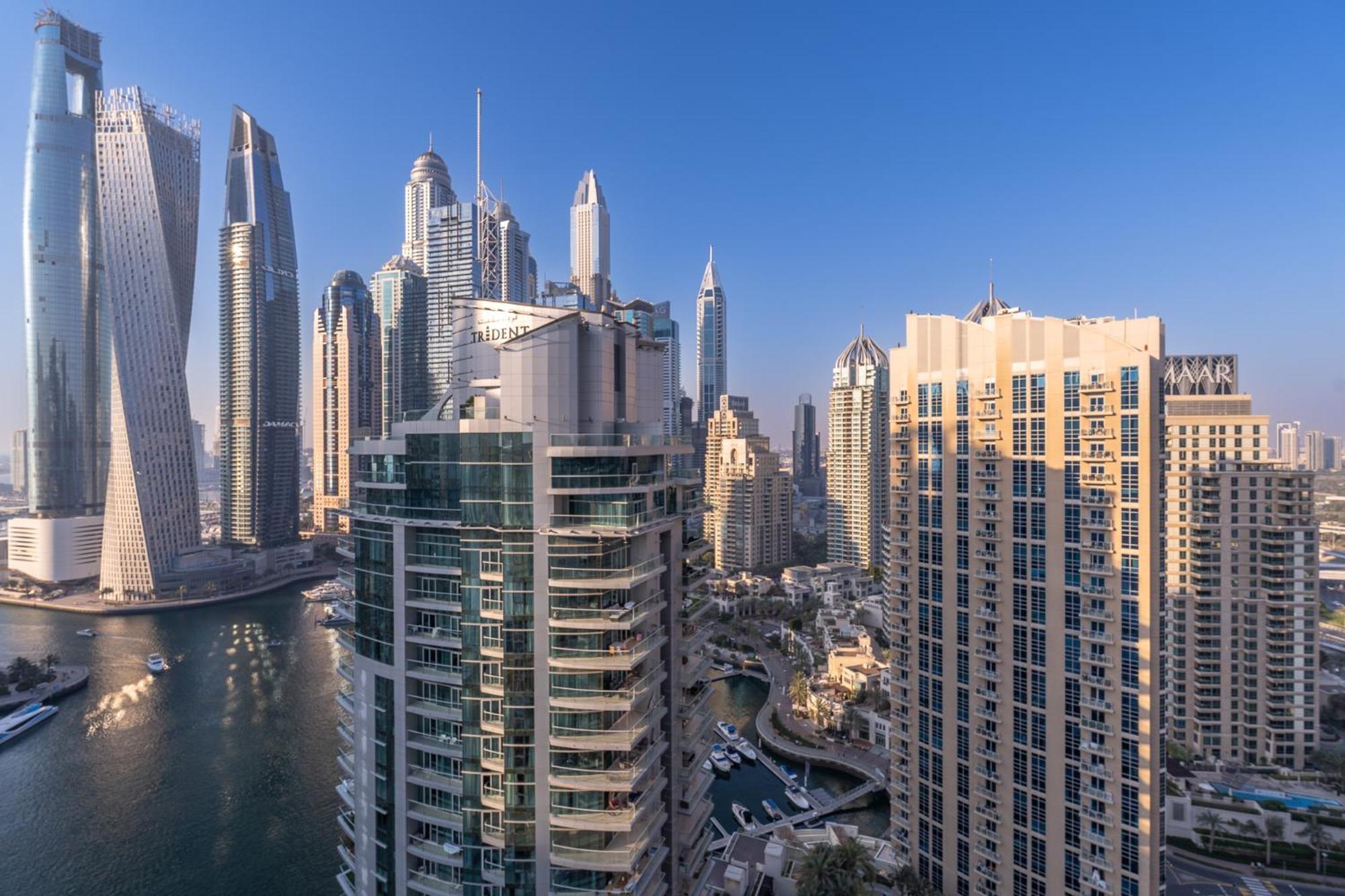 Spacious 3 Bed That Sleeps 8! In Marina Apartment *
