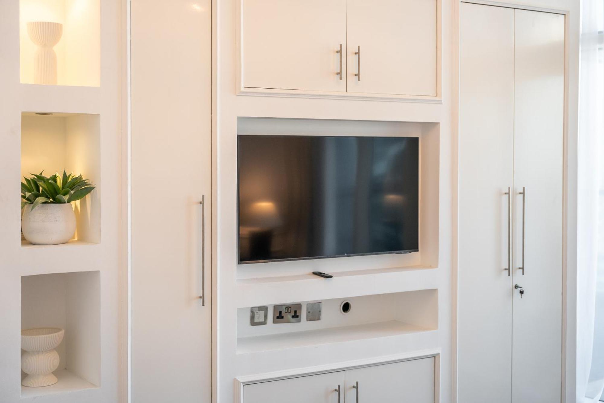 Spacious 3 Bed That Sleeps 8! In Marina Apartment Dubai