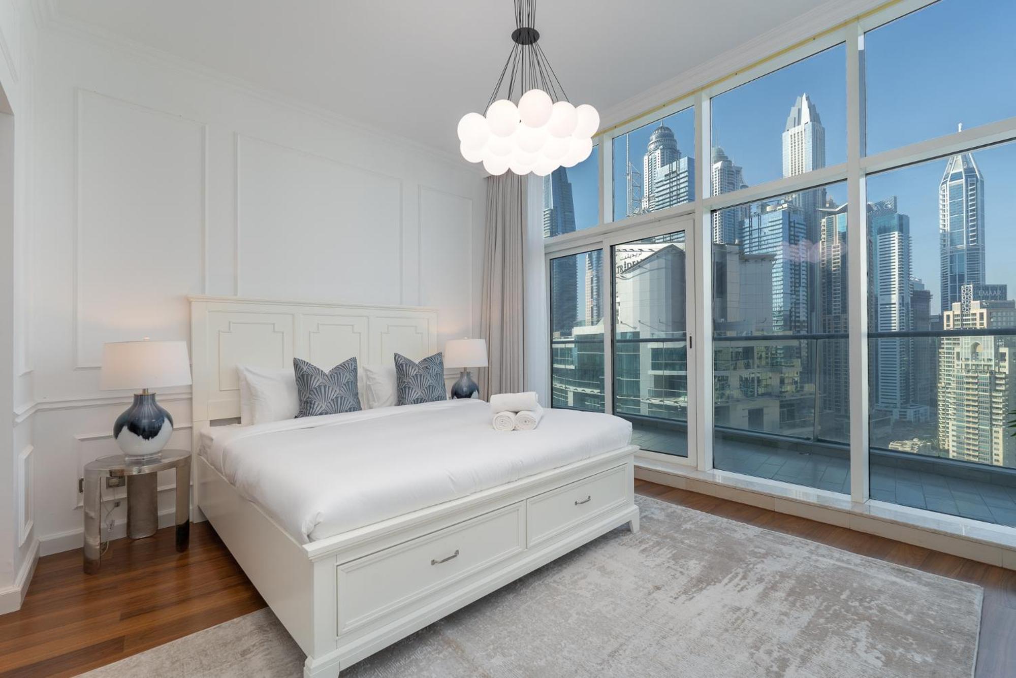 Spacious 3 Bed That Sleeps 8! In Marina Apartment *