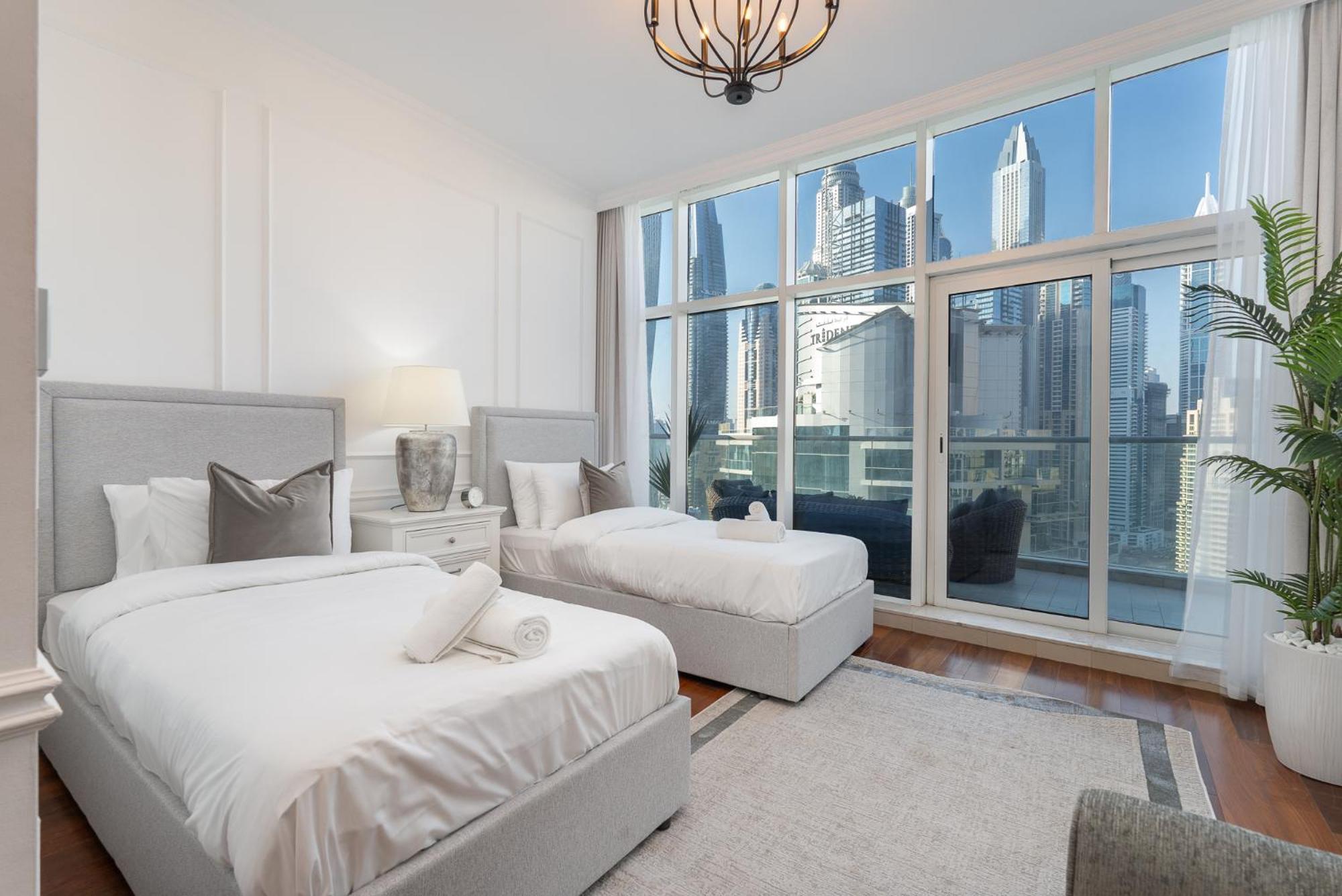 Spacious 3 Bed That Sleeps 8! In Marina Apartment