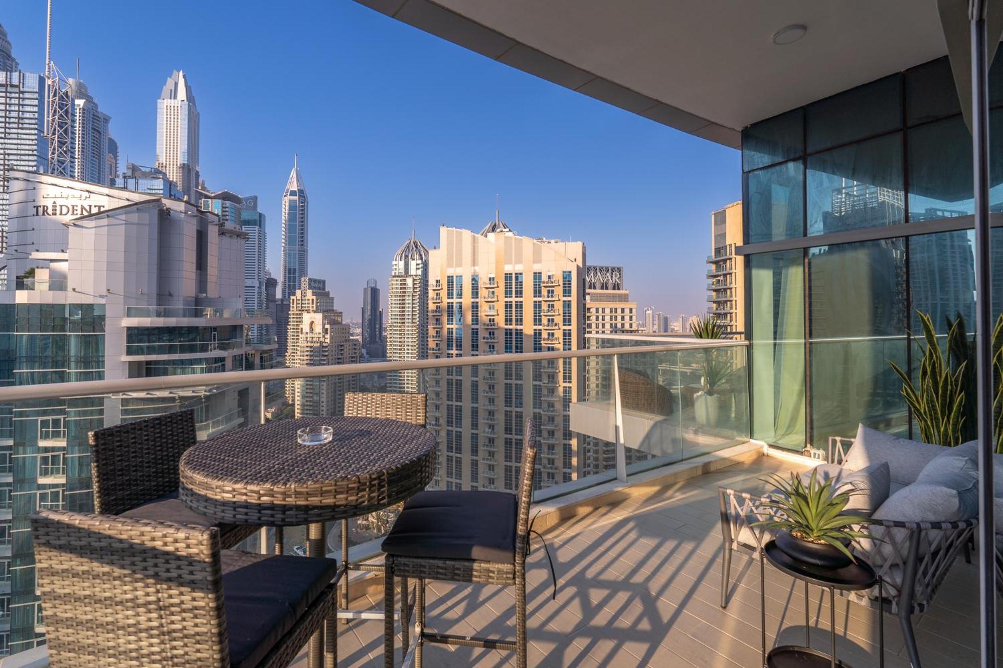 Spacious 3 Bed That Sleeps 8! In Marina Apartment