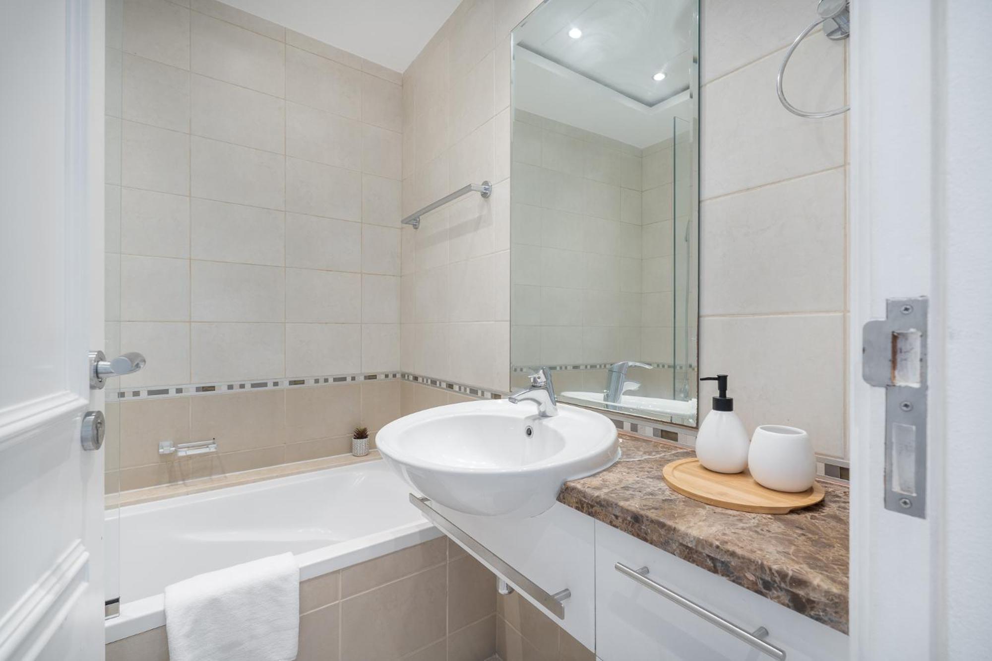 Apartment Spacious 3 Bed That Sleeps 8! In Marina *