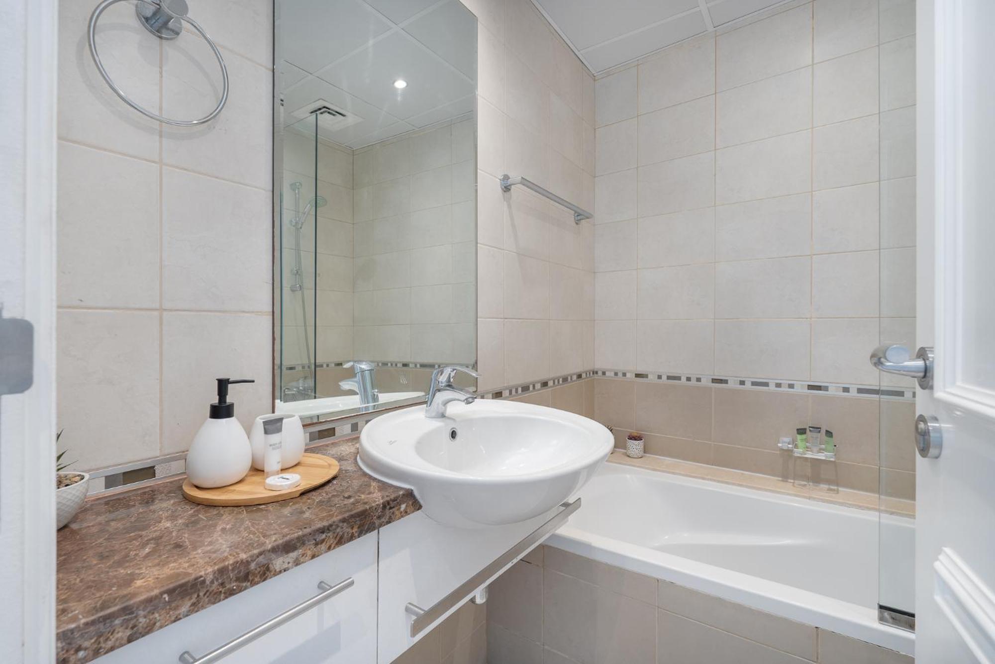 Apartment Spacious 3 Bed That Sleeps 8! In Marina *