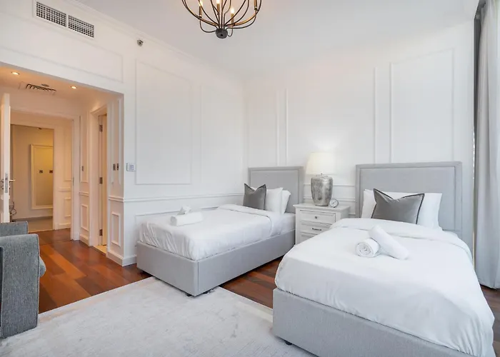 Spacious 3 Bed That Sleeps 8! In Marina